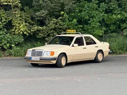 Gelb Gebraucht 1989 Mercedes 200 Limousine | 9.124 €
