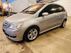 Silber Gebraucht 2006 Mercedes B200 Van / Kleinbus | 2.950 €