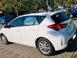 Weiß Gebraucht 2025 Toyota Auris Edition Limousine | 10.500 € (Superpreis)