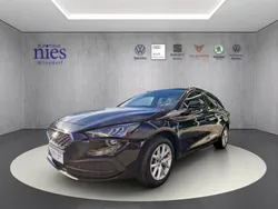 Mitternachtsschwarz (metallic) Gebraucht 2024 Seat Leon Style Kombi | 21.990 € (Guter Preis)