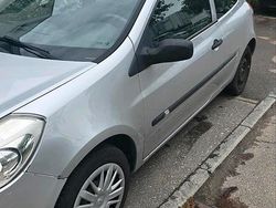 Silber Gebraucht 2006 Renault Clio II Kleinwagen | 1.500 €