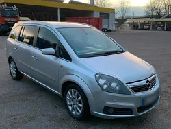 Grau Gebraucht 2007 Opel Zafira Van / Kleinbus | 2.600 €