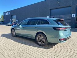 Maripositgrün metallic Neu 2025 VW Passat Elegance Kombi | 42.780 € (Fairer Preis)