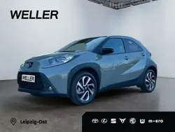 Urban khaki, dach mysticschwarz mica (grau) Neu 2025 Toyota Aygo Team Kleinwagen | 17.990 €