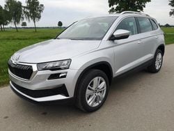 Nevadaweiß metallic Neu 2025 Skoda Karoq Selection SUV | 36.775 € (Guter Preis)