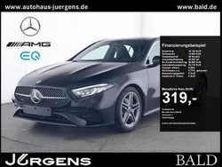 Schwarz kosmosschwarz metallic Gebraucht 2024 Mercedes A200 AMG Limousine | 33.880 € (Fairer Preis)