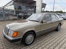 Braun Gebraucht 1991 Mercedes E230 Limousine | 13.900 €