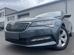 Grau quarzgrau Gebraucht 2021 Skoda Superb Ambition Kombi | 23.990 € (Fairer Preis)