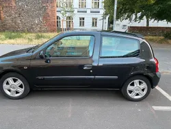 Schwarz Gebraucht 2002 Renault Clio II Kleinwagen | 1.300 €
