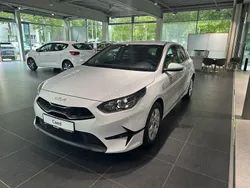 Hell weiß Neu 2025 Kia Ceed Vision Limousine | 22.990 € (Fairer Preis)