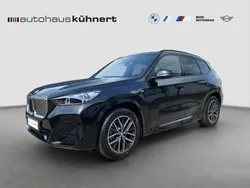 Black sapphire metallic Neu 2025 BMW iX1 M Sport SUV | 62.134 € (Teuer)