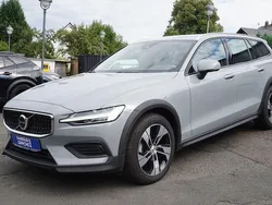 Grau Gebraucht 2024 Volvo V60 CC Plus Kombi | 45.990 € (Etwas zu teuer)