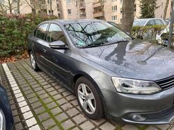 Grau Gebraucht 2012 VW Jetta Comfortline Limousine | 7.800 € (Fairer Preis)