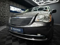 Grau Gebraucht 2016 Chrysler Town & Country Van / Kleinbus | 13.990 €