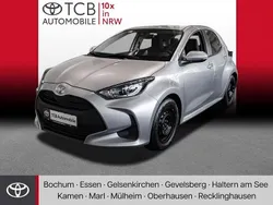 Shimmering silver metallic Gebraucht 2023 Toyota Yaris Basis Limousine | 16.849 € (Fairer Preis)