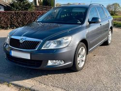 Grau Gebraucht 2011 Skoda Octavia Family Kombi | 4.980 € (Fairer Preis)
