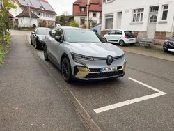 Grau kqj + schwarz gne Gebraucht 2022 Renault Mégane Iconic Limousine | 34.799 € (Etwas zu teuer)
