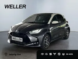Grau Gebraucht 2021 Toyota Yaris Hybrid Style Limousine | 19.990 € (Fairer Preis)