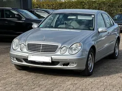 Grau Gebraucht 2003 Mercedes E220 Limousine | 8.900 €