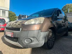 Braun Gebraucht 2012 Peugeot Partner Tepee Van / Kleinbus | 2.799 € (Etwas zu teuer)
