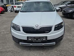 Weiß Gebraucht 2016 Skoda Octavia Scout 4x4 Kombi | 8.800 €