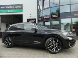 Grenadillschwarz met (metallic) Gebraucht 2024 VW Touareg R-line SUV | 66.799 € (Fairer Preis)