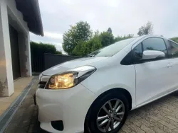 Weiß Gebraucht 2014 Toyota Yaris Multidrive S Limousine | 7.950 € (Guter Preis)