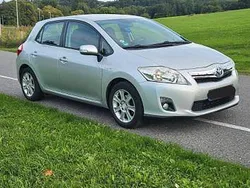 Silber Gebraucht 2011 Toyota Auris Hybrid Life Limousine | 6.399 € (Guter Preis)