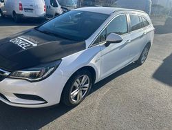 Weiß Gebraucht 2017 Opel Astra Kombi | 5.555 €