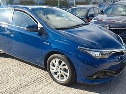 Blau Gebraucht 2017 Toyota Auris Hybrid Limousine | 13.000 € (Superpreis)
