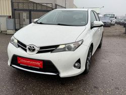 Weiß Gebraucht 2014 Toyota Auris Comfort Limousine | 7.299 € (Fairer Preis)