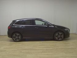Nachtschwarz uni Gebraucht 2023 Mercedes B200 Progressive Van / Kleinbus | 23.980 € (Guter Preis)