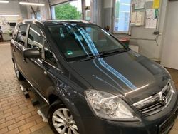 Grau Gebraucht 2014 Opel Zafira Family Van / Kleinbus | 7.359 € (Fairer Preis)