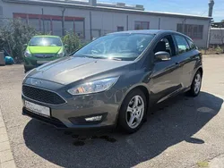 Grau Gebraucht 2016 Ford Focus Limousine | 8.980 € (Fairer Preis)