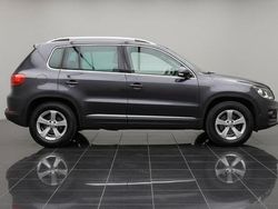 Grau Gebraucht 2015 VW Tiguan SUV | 12.500 € (Teuer)