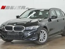 Black sapphire metallic Gebraucht 2023 BMW 318 Comfort Edition Kombi | 30.790 € (Guter Preis)