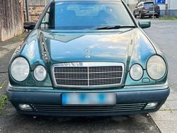 Grün Gebraucht 1998 Mercedes E430 Limousine | 1.890 €