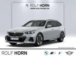 M brooklyn grau metallic Gebraucht 2024 BMW 520 M Sport Kombi | 53.530 € (Superpreis)