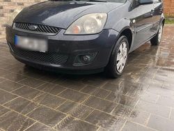 Grau Gebraucht 2007 Ford Fiesta Kleinwagen | 1.900 € (Fairer Preis)