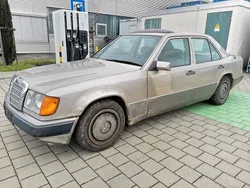Grau Gebraucht 1989 Mercedes E250 Limousine | 1.950 €