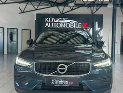 Blau Gebraucht 2018 Volvo V60 Momentum Kombi | 18.900 €