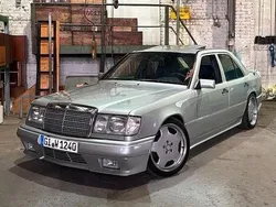 Silber Gebraucht 1993 Mercedes E200 AMG Limousine | 6.999 €