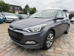 Grau Gebraucht 2015 Hyundai i20 YES! Limousine | 8.490 € (Fairer Preis)