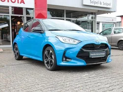Neptune blue metallic, dach schwarz Gebraucht 2024 Toyota Yaris Hybrid Edition Limousine | 26.450 € (Fairer Preis)