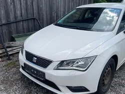 Weiß Gebraucht 2013 Seat Leon Style Limousine | 6.200 € (Fairer Preis)