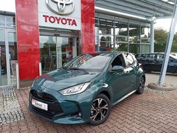 Grün Neu 2025 Toyota Yaris Hybrid Limousine | 28.560 € (Etwas zu teuer)
