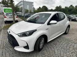 Weiß Gebraucht 2023 Toyota Yaris Hybrid Comfort Limousine | 16.999 € (Superpreis)