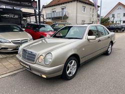 Grau Gebraucht 1996 Mercedes E230 Classic Limousine | 2.250 € (Guter Preis)