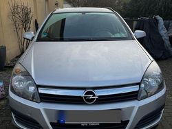 Silber Gebraucht 2006 Opel Astra Kombi | 2.400 €