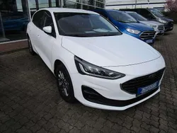 Frost weiß Gebraucht 2022 Ford Focus Titanium Limousine | 20.990 € (Fairer Preis)